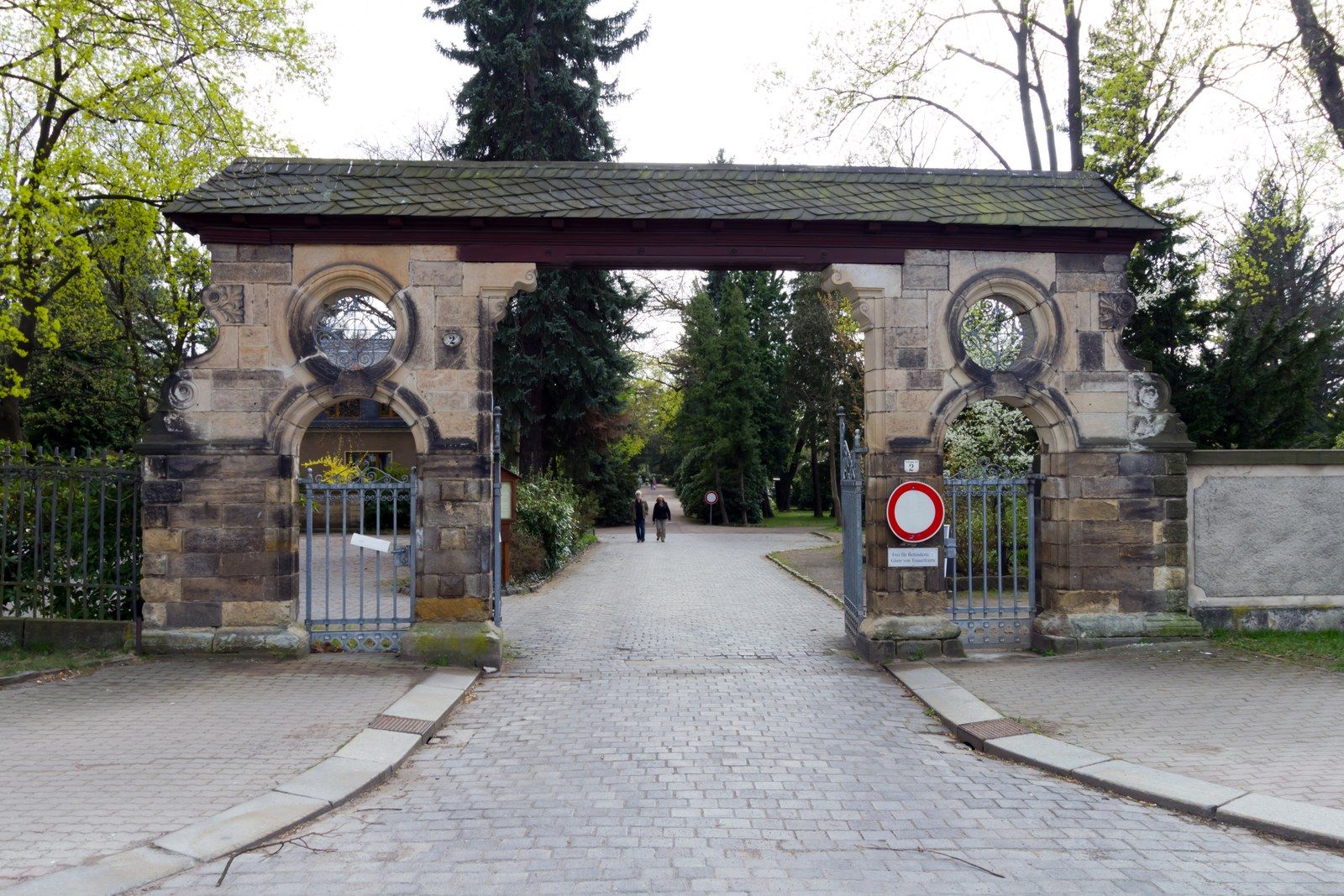 Eingangstor des Striesener Friedhofs – Striesener Friedhof