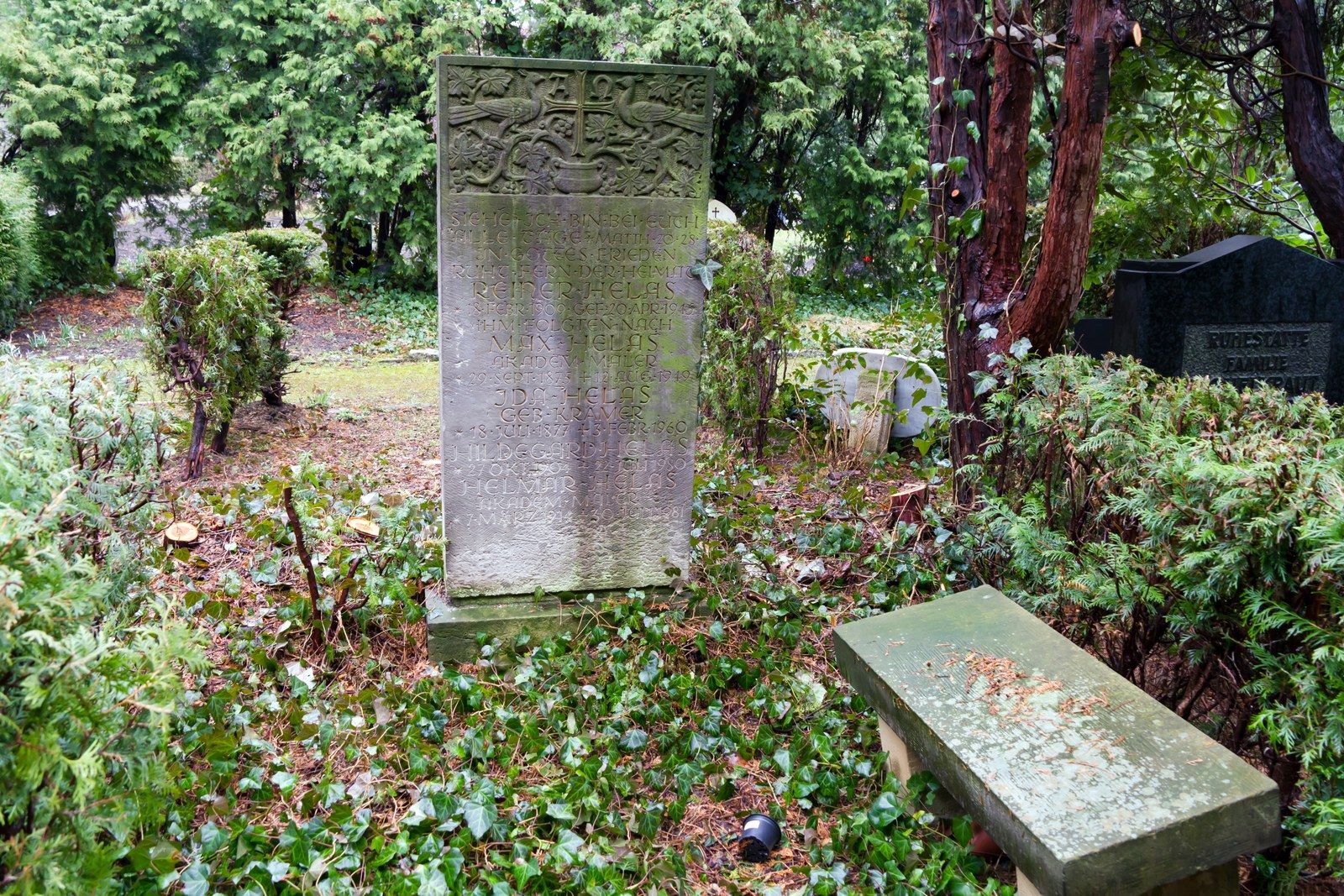 Grabstätte der Familie Helas auf dem Striesener Friedhof – Striesener Friedhof